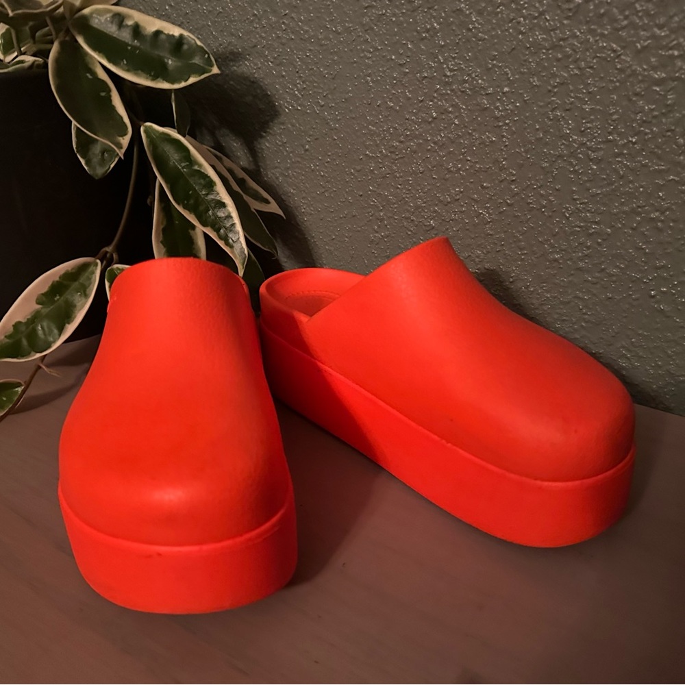 Dylan size 6 red croc